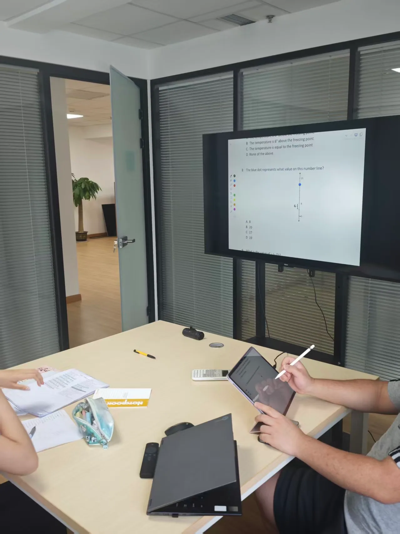 一对一数学辅导课堂 / One-to-one mathematics tutoring session